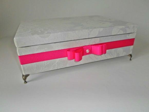 Kit toalete personalizado completo caixas e produtos branco/rosa