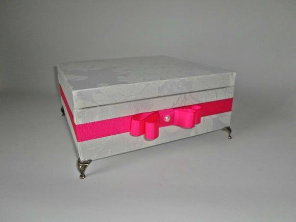 Kit toalete personalizado completo caixas e produtos branco/rosa