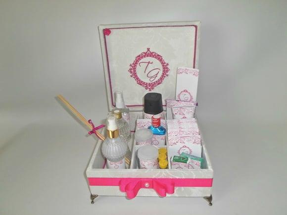 Kit toalete personalizado completo caixas e produtos branco/rosa