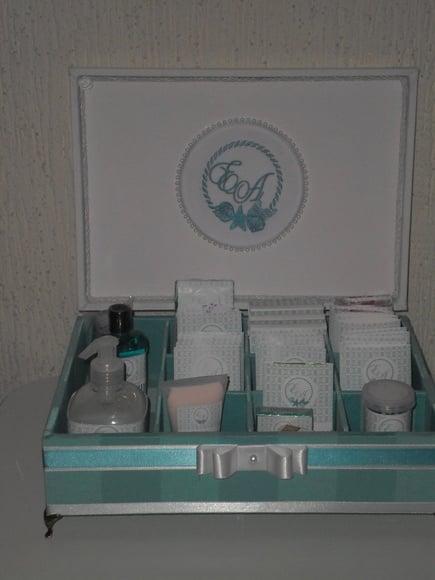 Kit toalete personalizado completo caixas e produtos branco/verde