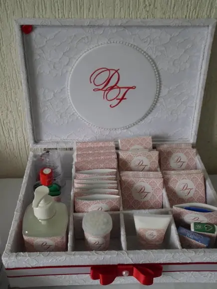 Kit toalete branco e vermelho