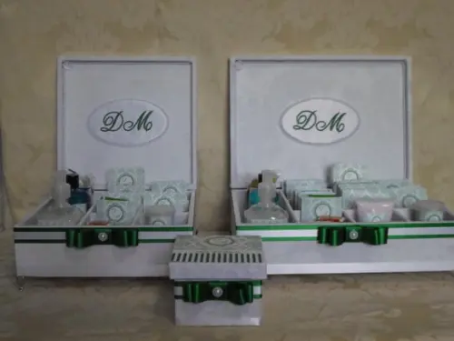 Kit toalete completo caixas e produtos branco/verde casamento 15 anos