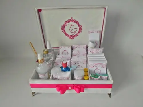 Kit toalete personalizado completo caixas e produtos branco/rosa