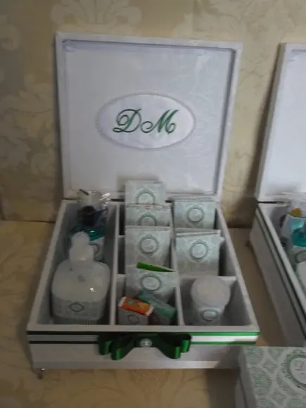 Kit toalete completo caixas e produtos branco/verde casamento 15 