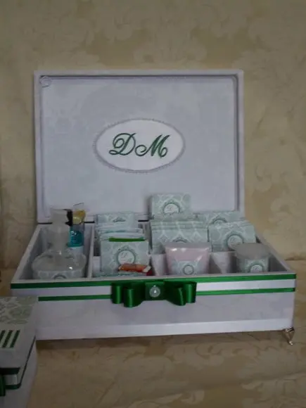 Kit toalete completo caixas e produtos branco/verde casamento 15 
