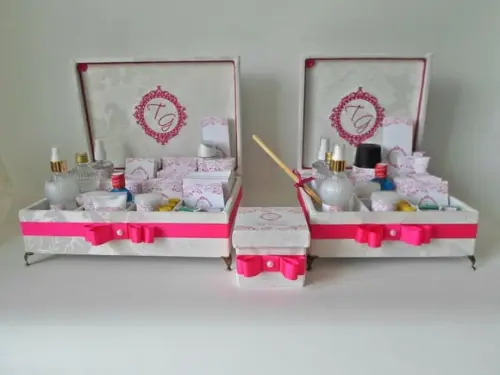 Kit toalete personalizado completo caixas e produtos branco/rosa