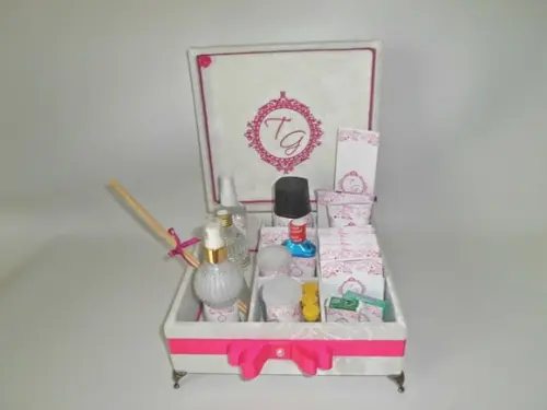 Kit toalete personalizado completo caixas e produtos branco/rosa