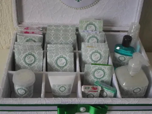 Kit toalete personalizado completo caixas e produtos branco/verde