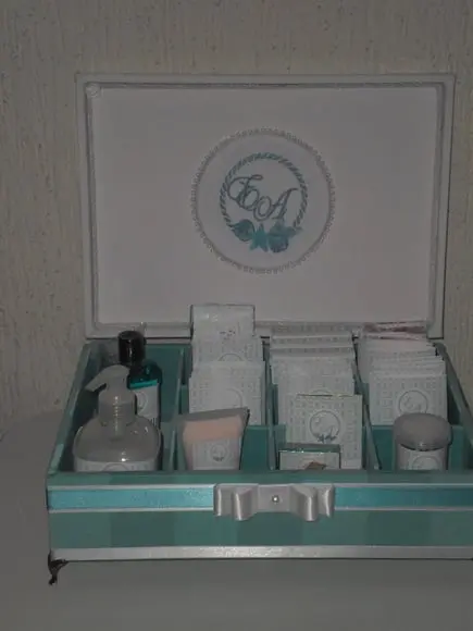 Kit toalete personalizado completo caixas e produtos branco/verde