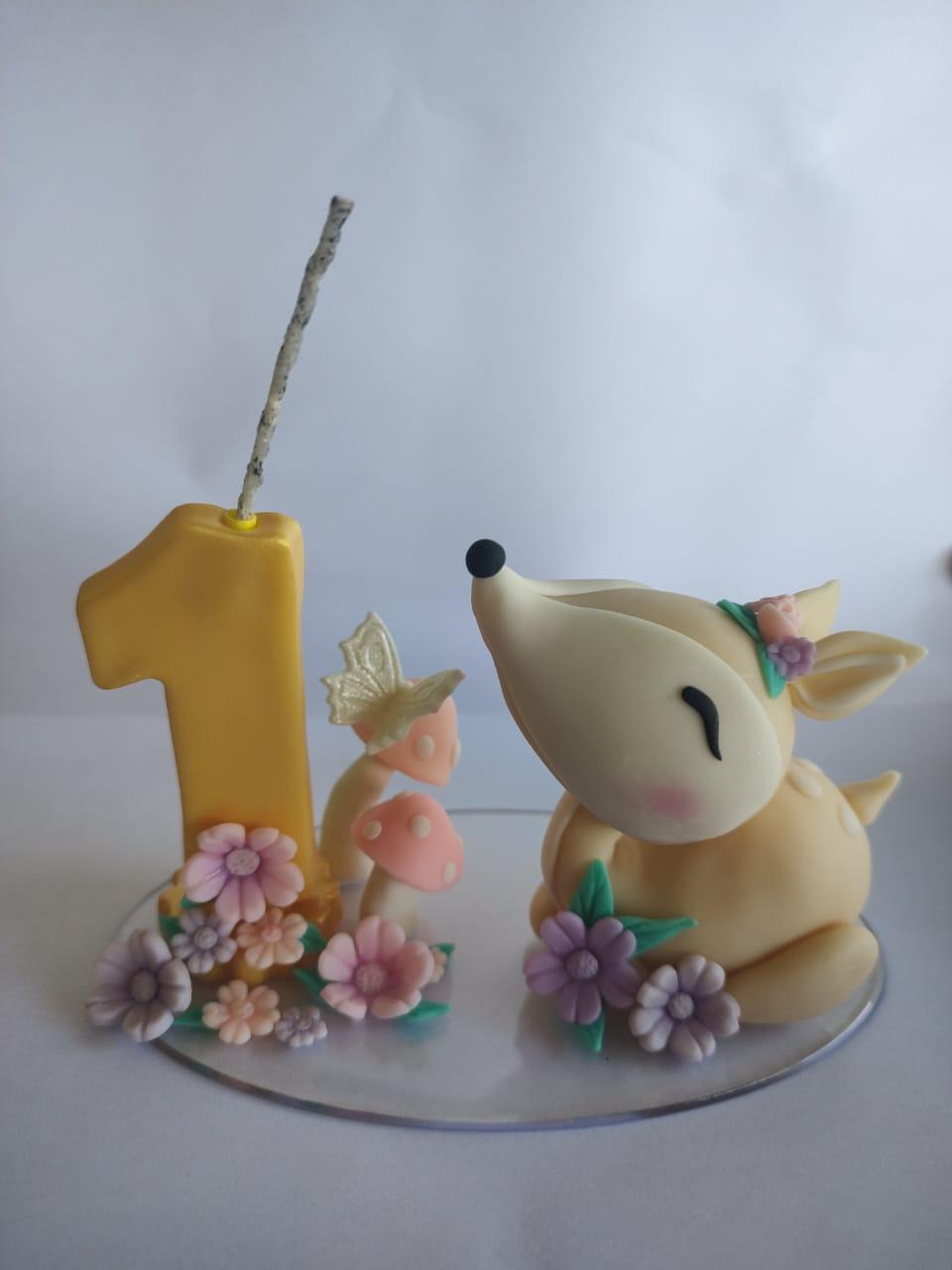 Vela em biscuit tema bosque encantado com cervo