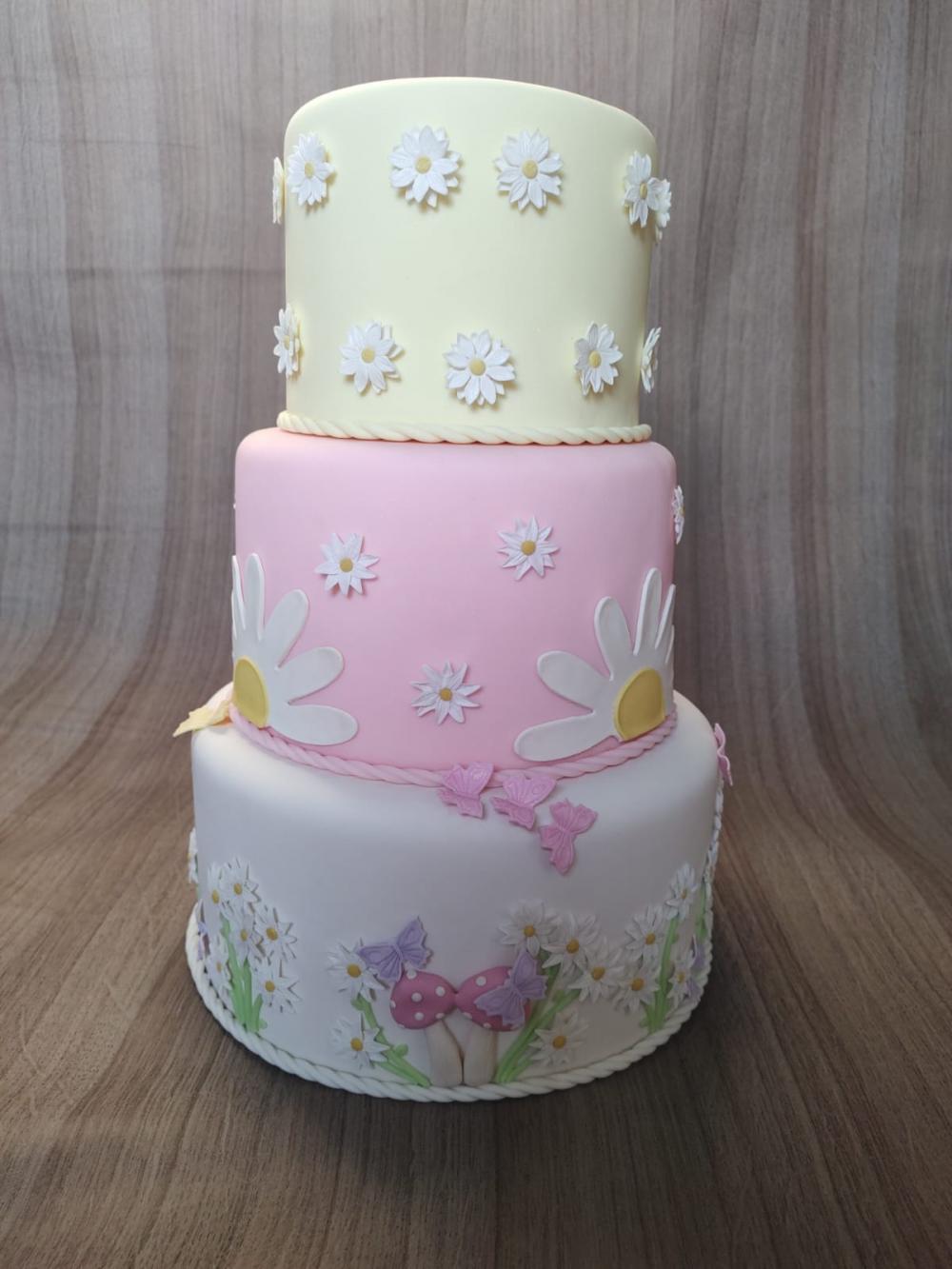 Bolo Fake Margaridas e Borboletas em Biscuit - Decoração Aniver