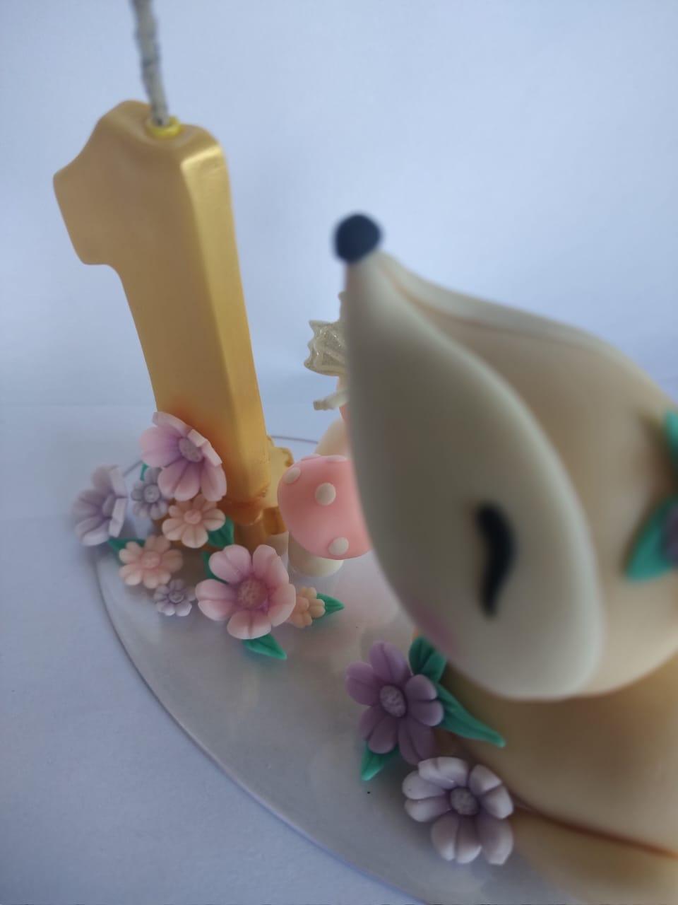 Vela em biscuit tema bosque encantado com cervo