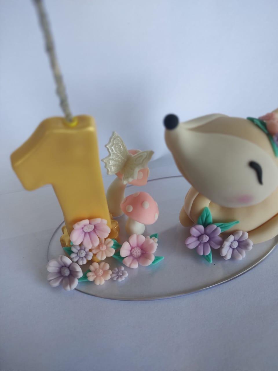 Vela em biscuit tema bosque encantado com cervo