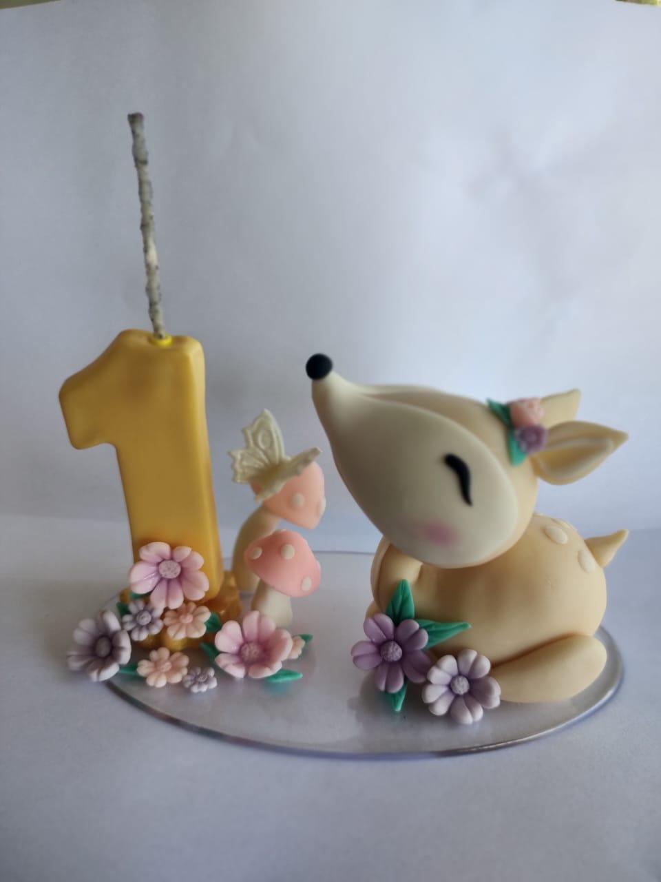 Vela em biscuit tema bosque encantado com cervo