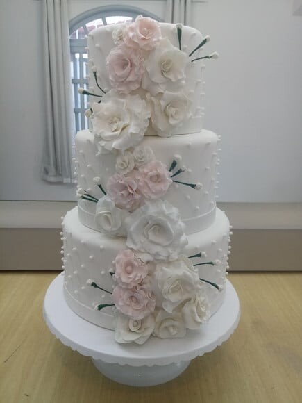 Bolo Fake em Biscuit Casamento com Rosas