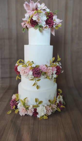 Bolo Fake para Casamento com Arranjo de Flores Rosas