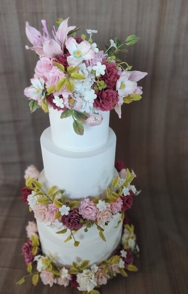 Bolo Fake para Casamento com Arranjo de Flores Rosas