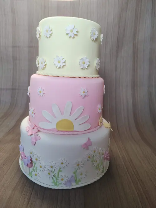 Bolo Fake Margaridas e Borboletas em Biscuit - Decoração Aniver