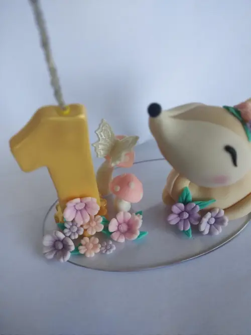 Vela em biscuit tema bosque encantado com cervo