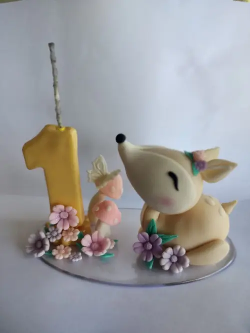 Vela em biscuit tema bosque encantado com cervo