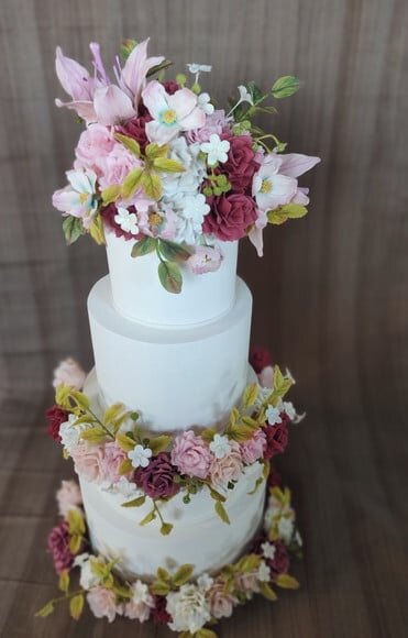 Bolo Fake para Casamento com Arranjo de Flores Rosas