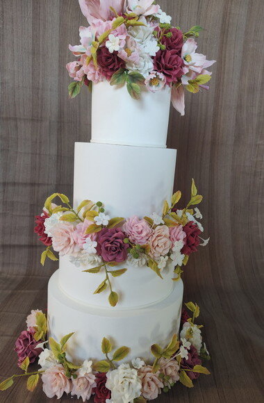 Bolo Fake para Casamento com Arranjo de Flores Rosas
