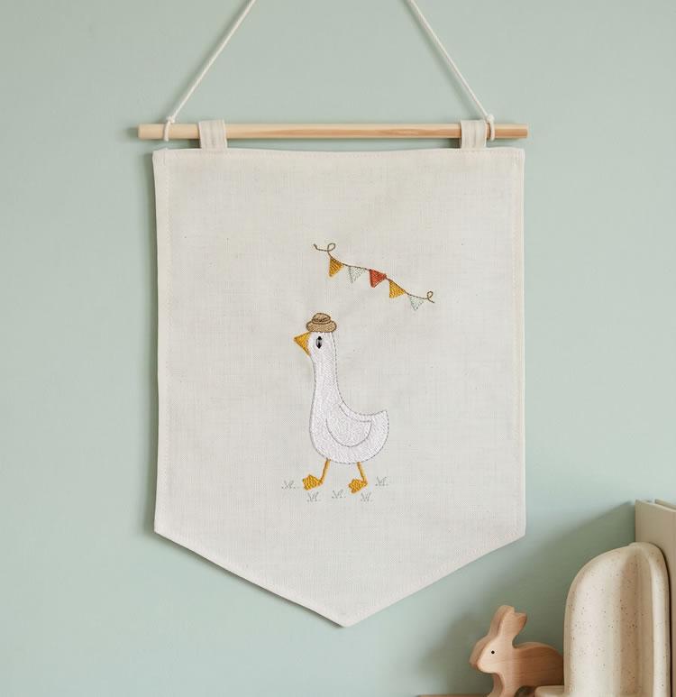 Flâmula Bordada Pato Bandeirinhas Decoração Quarto Infantil