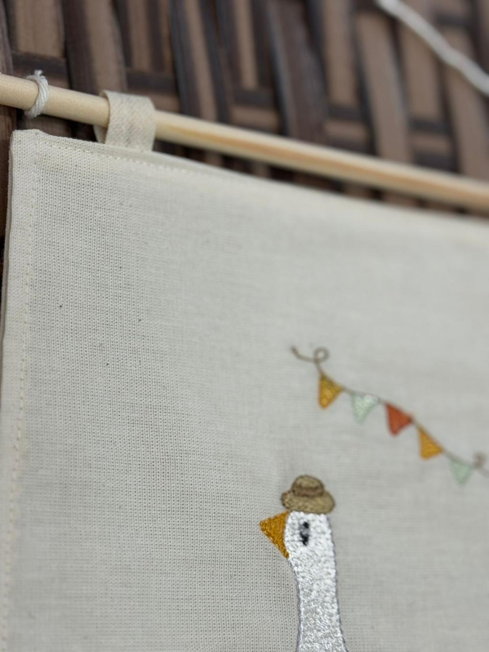 Flâmula Bordada Pato Bandeirinhas Decoração Quarto Infantil