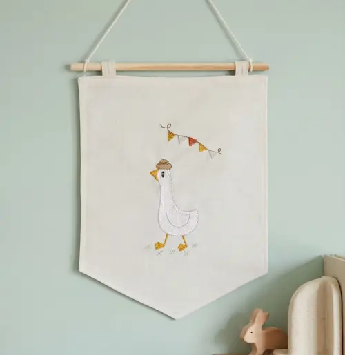 Flâmula Bordada Pato Bandeirinhas Decoração Quarto Infantil