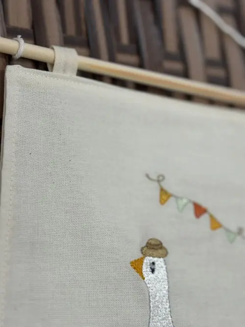 Flâmula Bordada Pato Bandeirinhas Decoração Quarto Infantil