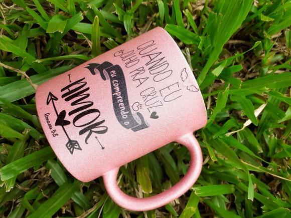 Caneca Quando Eu Olho para Cruz Glitter Versículo Bíblico