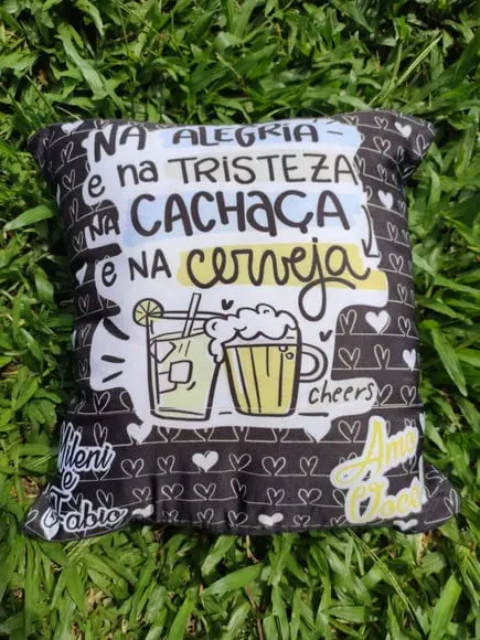 Almofada na cachaça e na cerveja namorados presente amor div