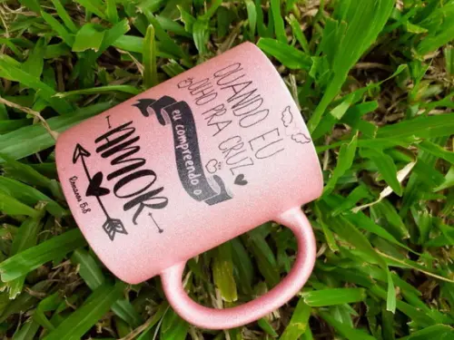 Caneca Quando Eu Olho para Cruz Glitter Versículo Bíblico
