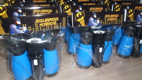Binóculo + Lanterna com Lapela em Qualquer Tema