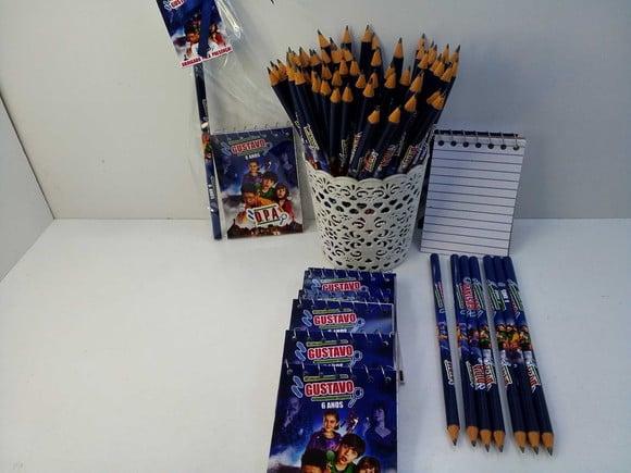 Bloquinho + Mini Lápis + Tag + Fita Cetim Tema Detetives