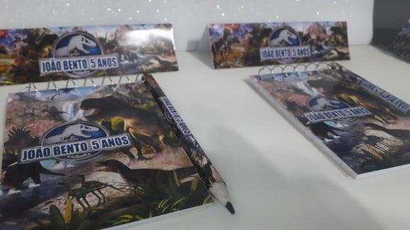 Bloquinho Mini Lápis + Lapela Tema Dinossauro