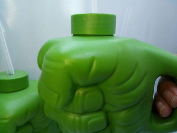 Copo Mão do Hulk 450 ml com Tampa e Canudo 12 x 11cm