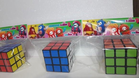 Cubo Mágico com Lapela Personalizada no Tema Fall Guys