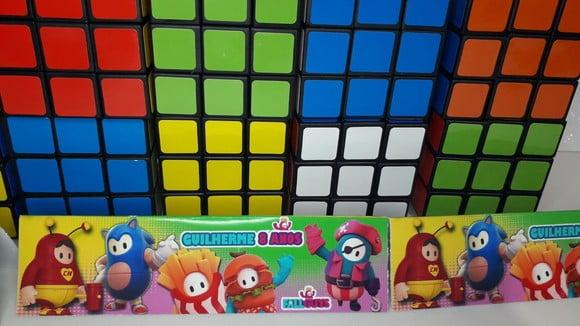 Cubo Mágico com Lapela Personalizada no Tema Fall Guys