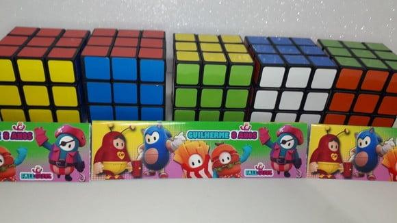 Cubo Mágico com Lapela Personalizada no Tema Fall Guys