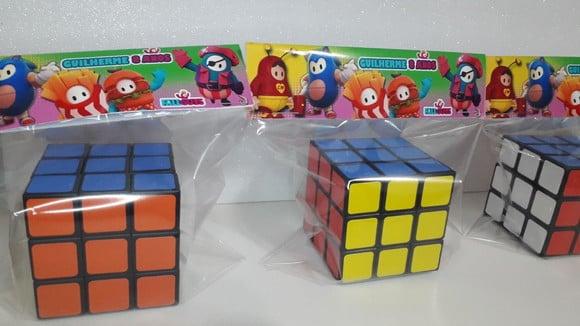 Cubo Mágico com Lapela Personalizada no Tema Fall Guys