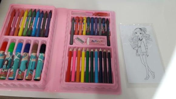 Estojo de Colorir com 4 Desenhos Kit com 46 Peças Dama e Paj
