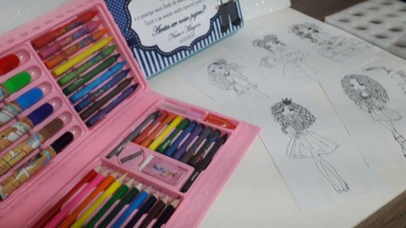 Estojo de Colorir com Desenhos Kit com 46 Peças Dama e Pajem