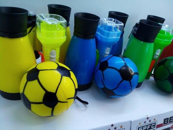 Kit Binoculo + Mini Bola + Lanternas com Lapela Tema Futebol