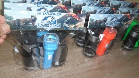 Kit Binoculo Prata + Mini Lanterna Tema Dinossauro