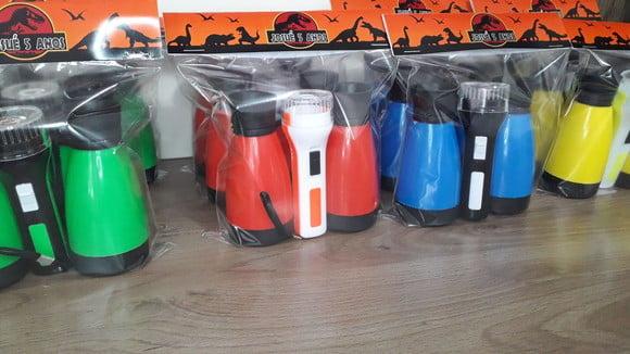 Kit Binoculo Zoom 4 Vezes e Lanterna Tema Dinossauro
