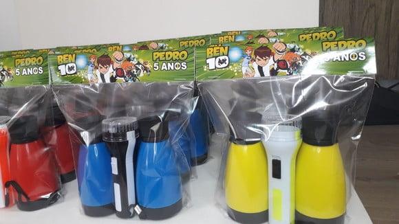 Kit Binoculo Zoom 4 Vezes e Lanterna Tema Ben 10