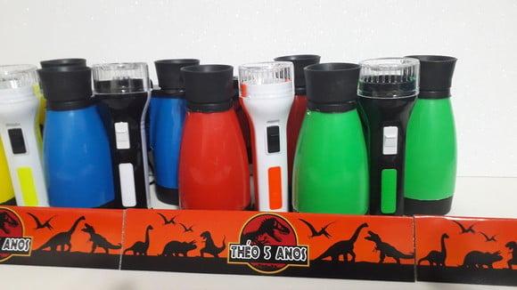 Kit Binoculo Zoom 4 Vezes e Lanterna Tema Dinossauro
