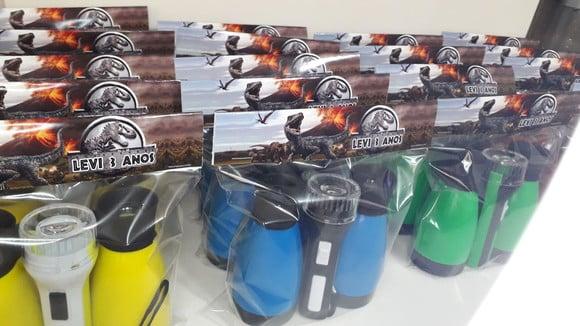 Kit Binoculo Zoom 4 Vezes e Lanterna Tema Dinossauro