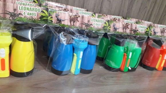 Kit Binoculo Zoom 4 Vezes e Lanterna Tema Dinossauro